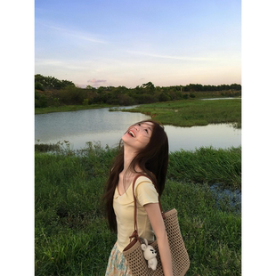 miu系少女感奶黄色娃娃领正肩短袖T恤女夏季独特辣妹修身短款上衣