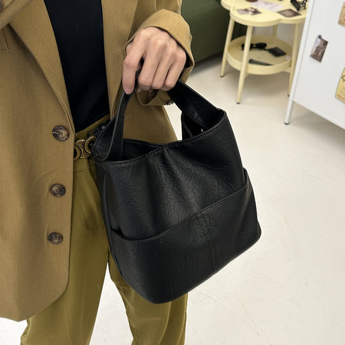 2024小众设计油蜡皮手提水桶包