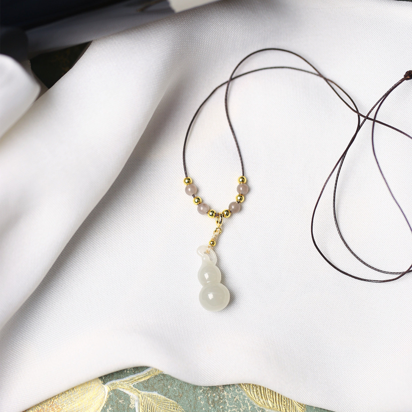 天然和田玉冰料烟灰雕刻小葫芦款吊坠 女款玉石毛衣链挂坠饰品