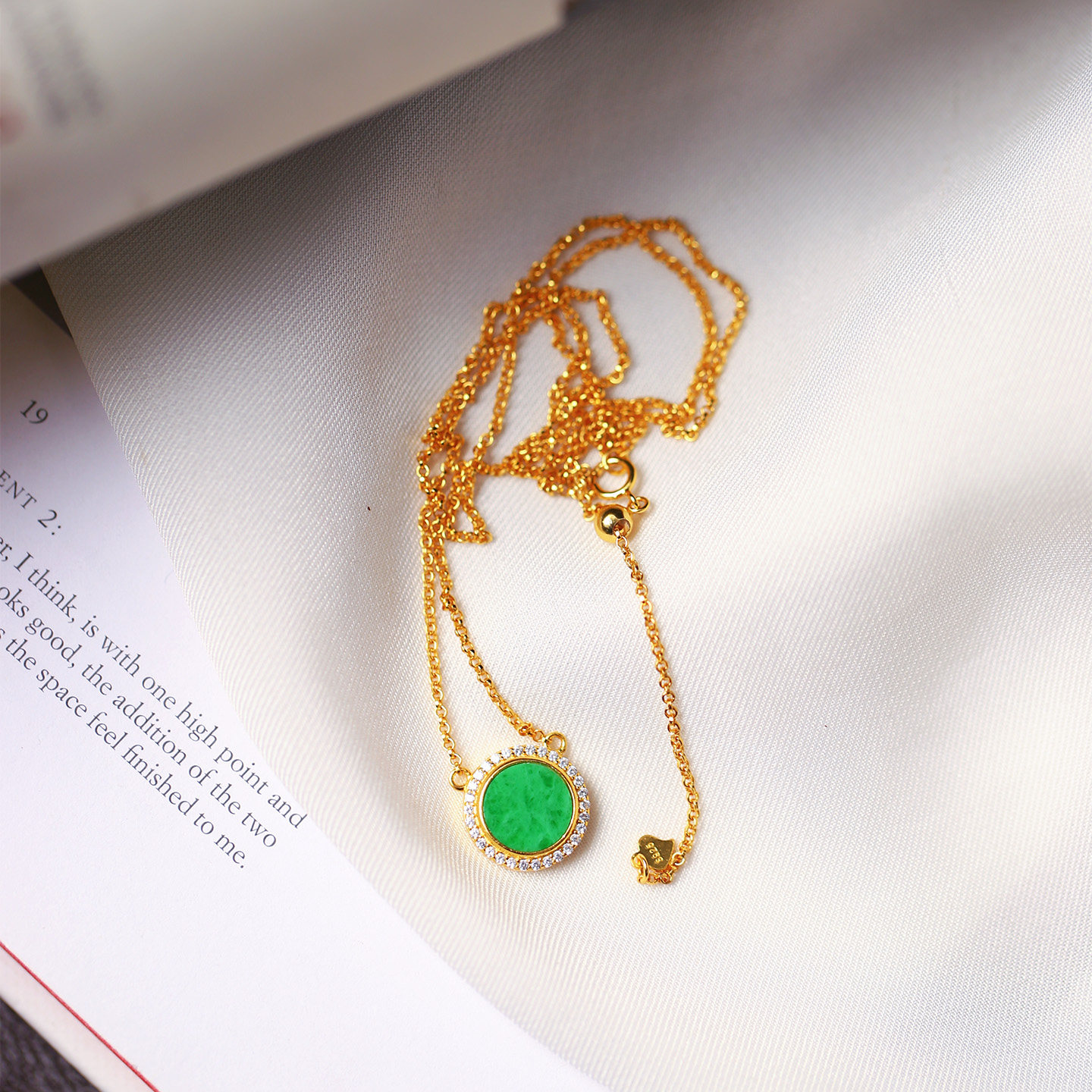 天然A货翡翠缅甸料辣绿色料纯银镶嵌圆牌款吊坠 女款翡翠挂坠饰品