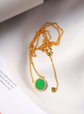 天然A货翡翠缅甸料辣绿色料纯银镶嵌圆牌款吊坠 女款翡翠挂坠饰品