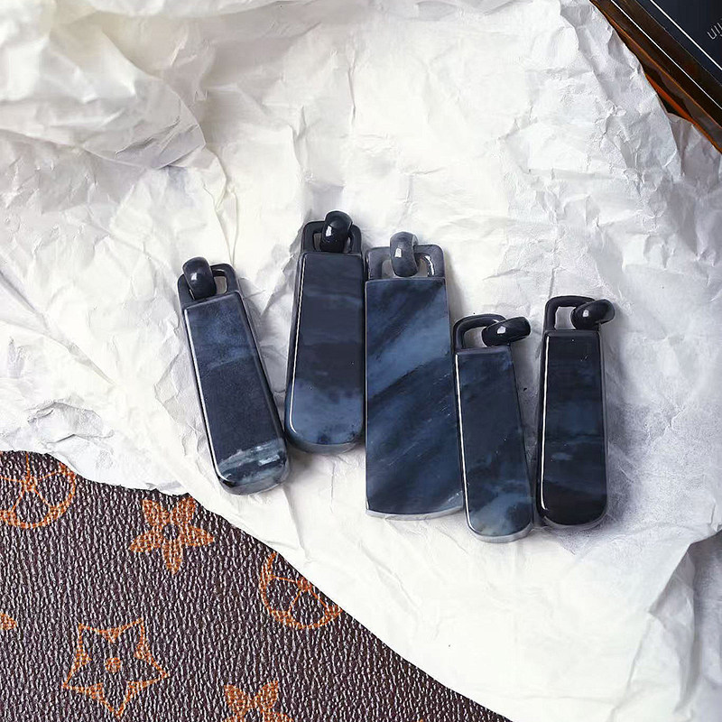 特色料天然和田玉聚墨青花料无事牌款吊坠 男女款玉石挂坠饰品