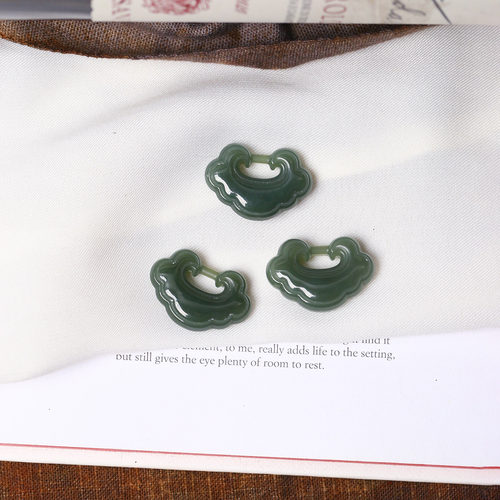 特价福利 天然和田玉青玉雕刻如意锁款吊坠 女款玉石毛衣链挂坠