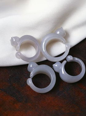 天然和田玉青海料冰烟灰雕刻小猫款戒指 女款玉石可爱款猫咪指环