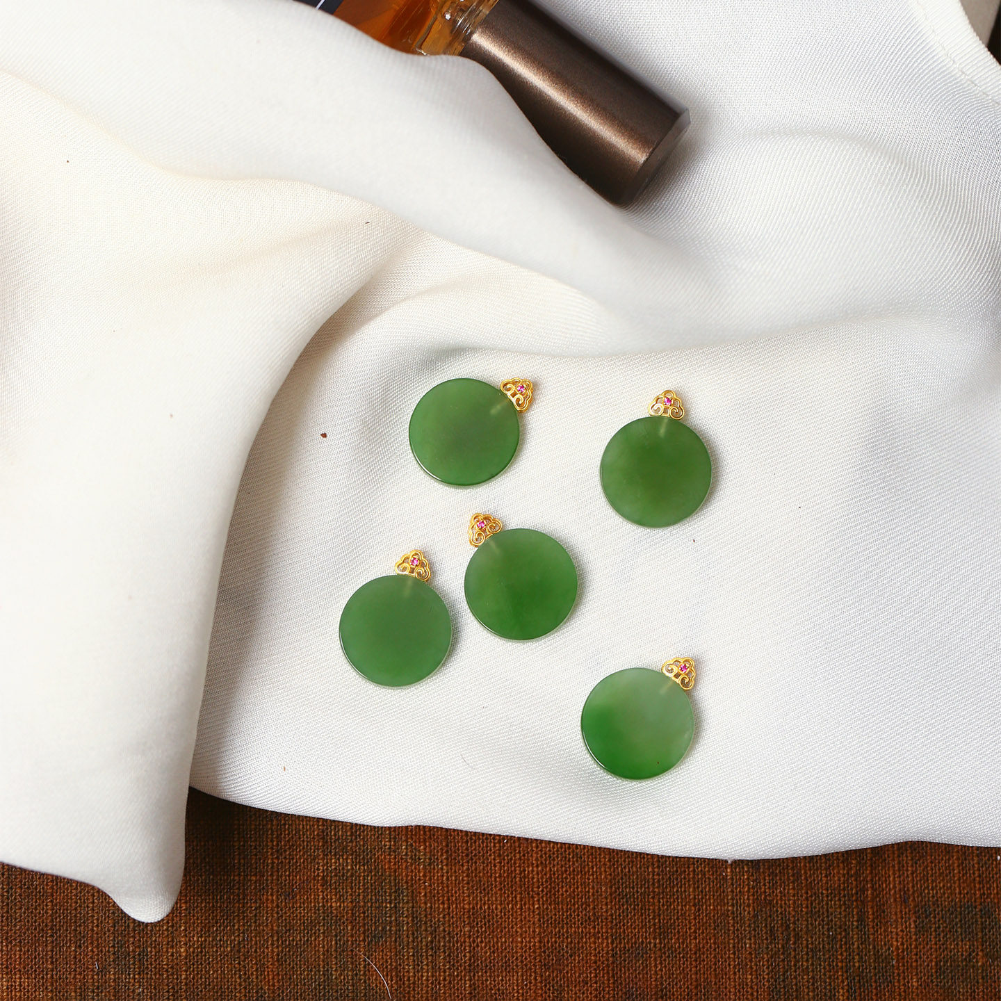 天然俄罗斯碧玉小圆牌18K金扣头镶嵌款吊坠 女款玉石挂坠饰品