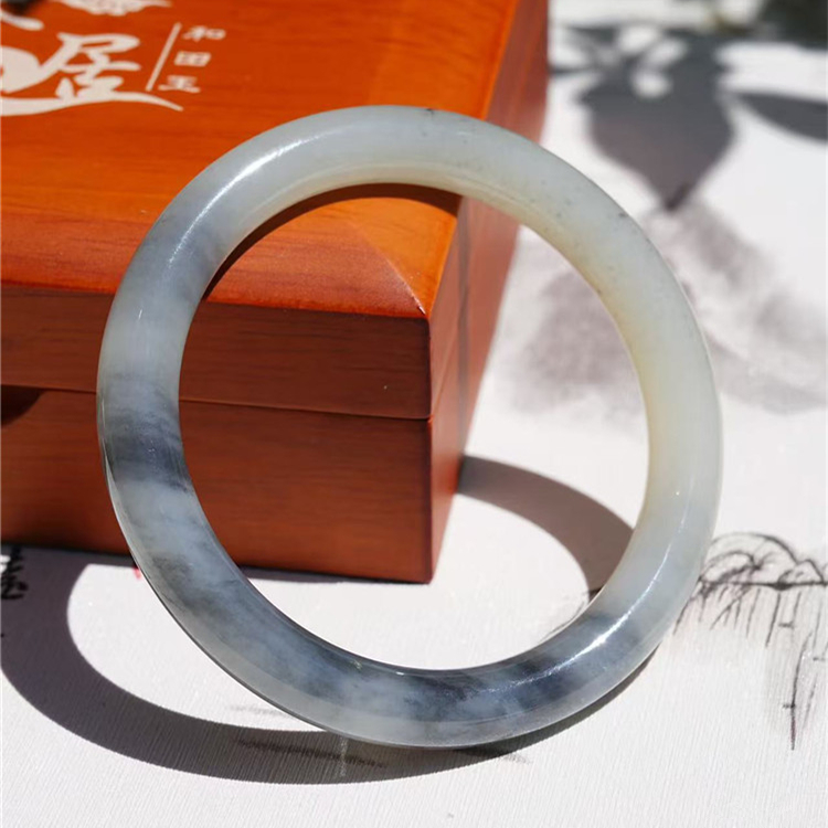 天然和田玉新疆料青花籽料圆条手镯 肉感好油性足 女款高端玉镯