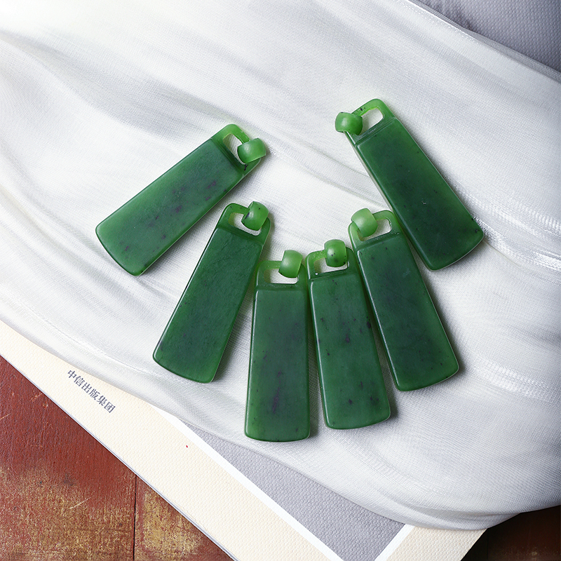 天然俄罗斯红皮老料碧玉雕刻无事牌款吊坠 男女款玉石挂坠饰品