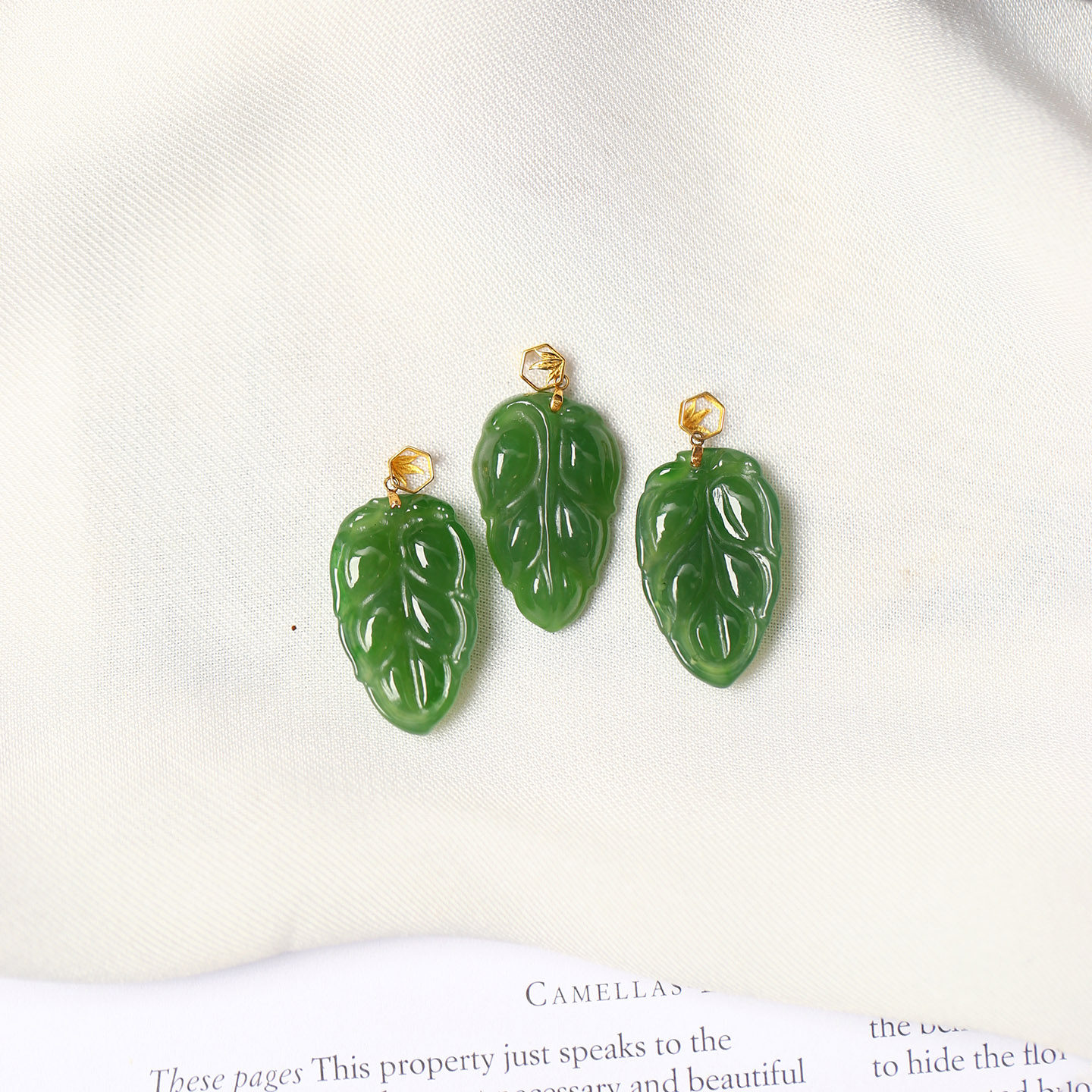 天然俄罗斯碧玉冰绿叶子18K金扣头镶嵌款吊坠 女款玉石挂坠饰品