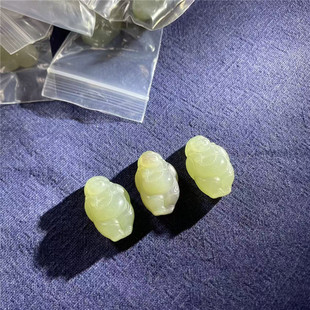 年末捡漏福利货不多 天然和田玉青玉雕刻佛公吊坠 女款弥勒佛挂坠