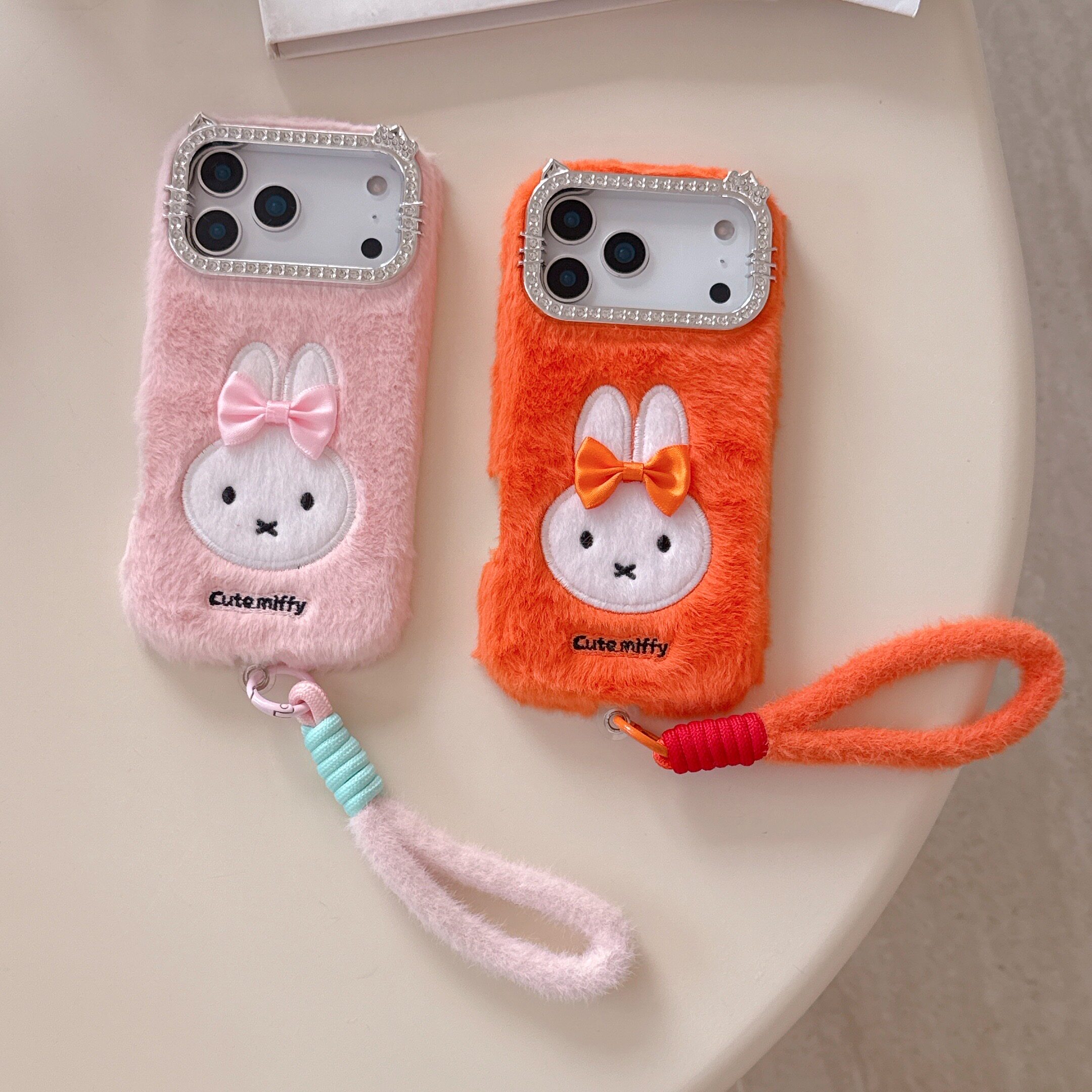 可爱风米菲兔毛绒手机壳for iPhone 13/14/15/16/17系列 钻石边框蝴蝶结挂绳保护套