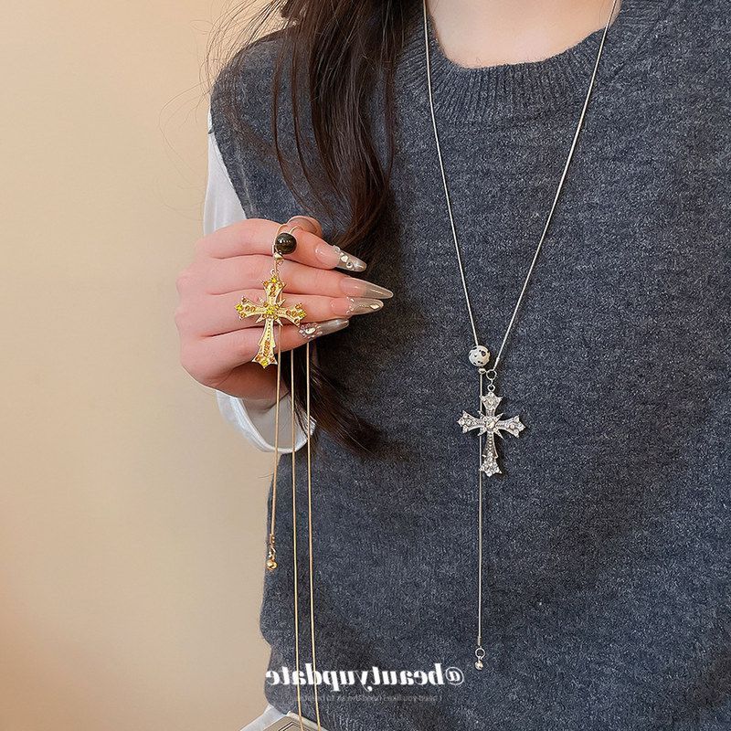镶钻石头十字架吊坠项链欧美复古日常通勤毛衣链轻奢高级感颈链女