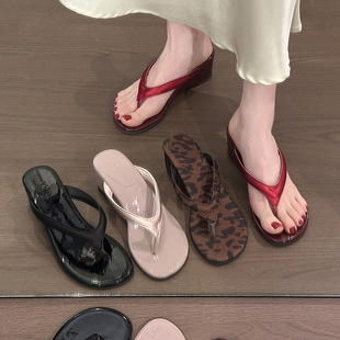 坡跟夹脚人字拖鞋女鞋子外穿2026夏季高跟气质红色配裙子凉拖凉鞋