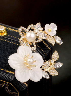 XKDDCT山茶花胸花珍珠花朵贝壳高级感镶钻胸针田园小香风别针外套