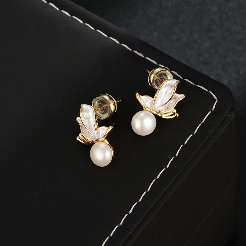 XKDDCT精致蝴蝶天然淡水珠耳钉轻奢高级感气质耳环2025年爆款耳饰