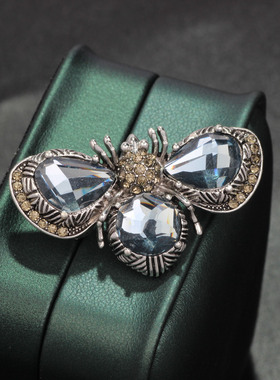 XKDDCT新款 配冬季日胸针优雅气质别针胸花灰色饰品水晶韩风全新