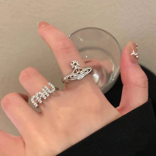 女生款金属时髦镶钻戒指