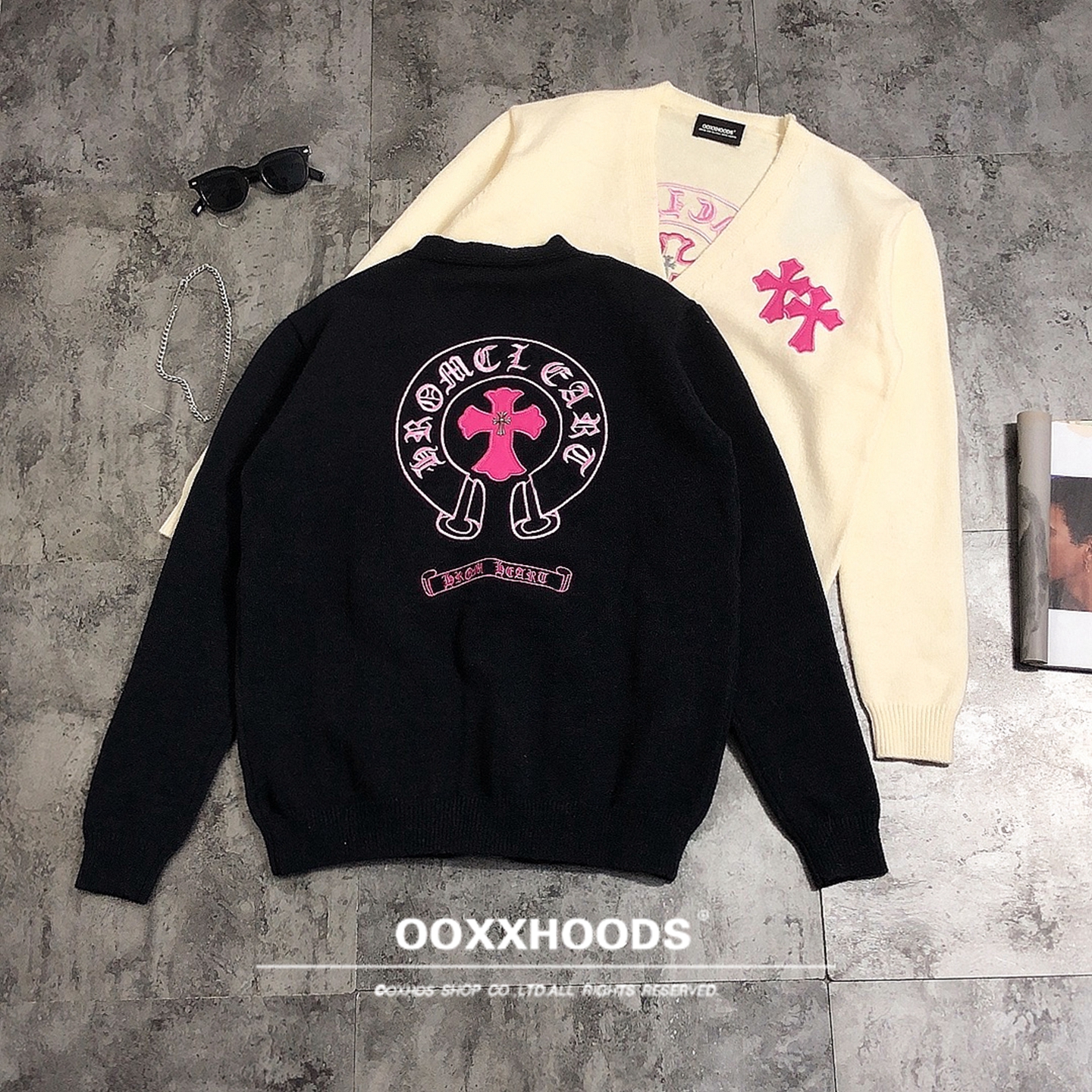 “玫红刺绣+皮+金属”十字架毛衣