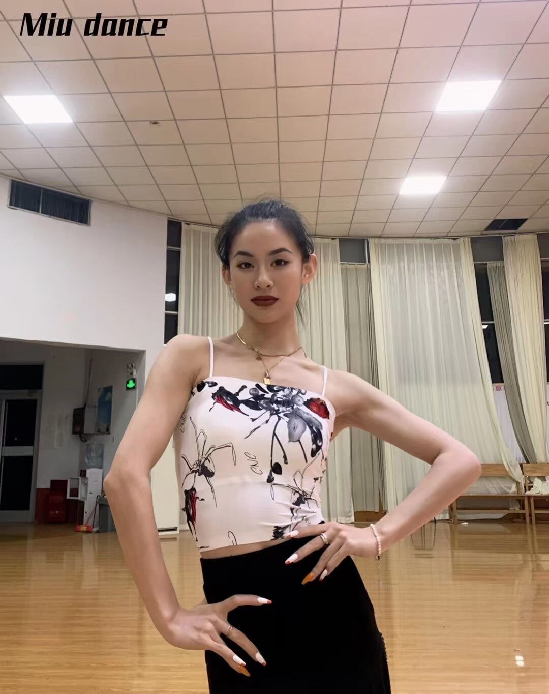 拉丁舞摩登舞新款印花吊带露背美背性感上衣舞蹈服装带胸垫练功服