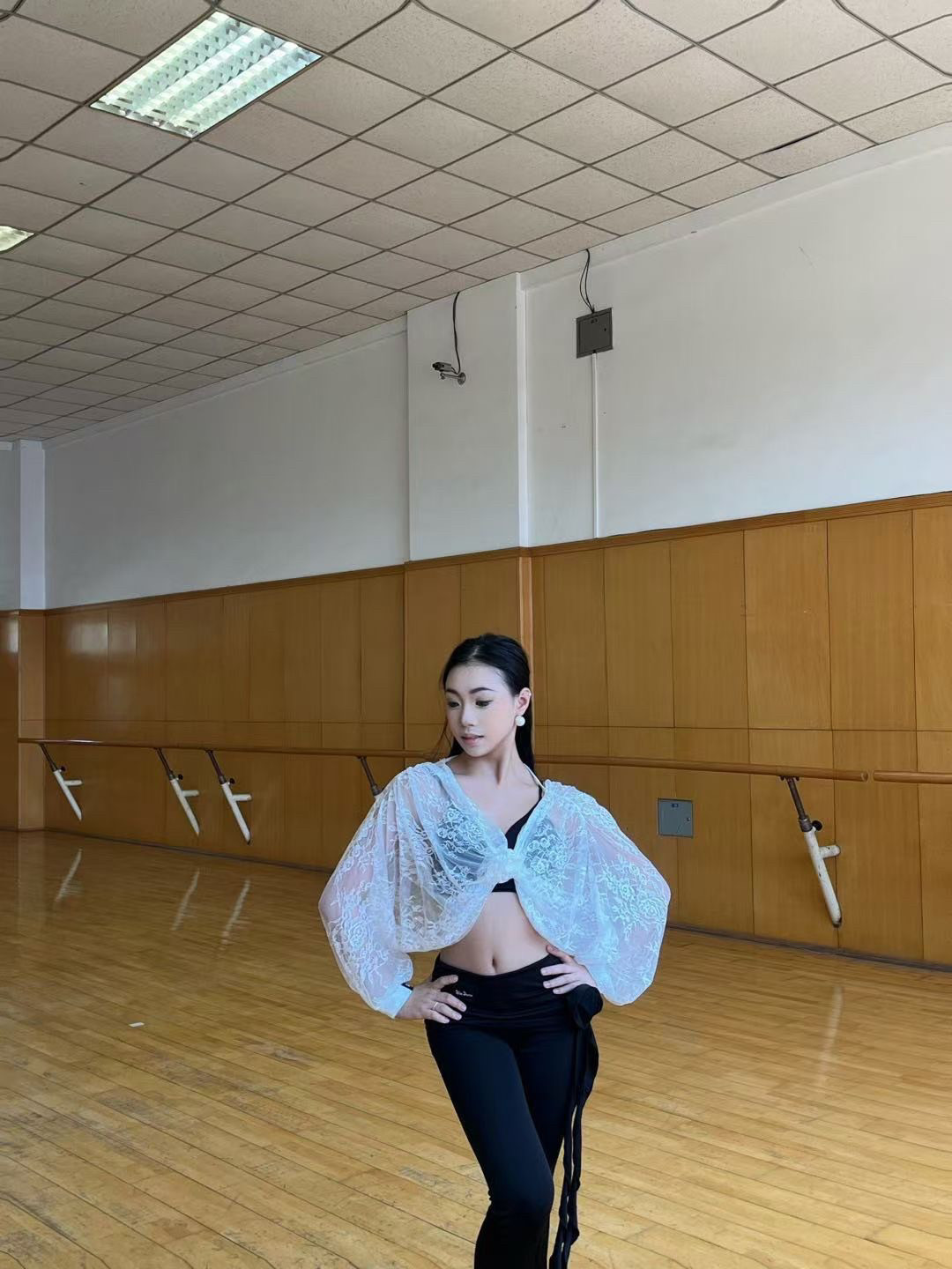 舞服拉丁舞服练功服新款演出服比赛服白色蕾丝上衣显瘦泡泡袖艺考