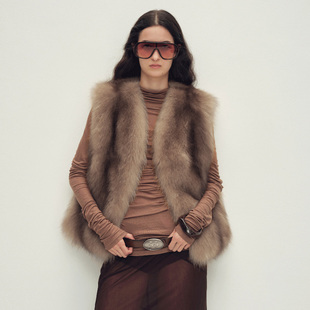 付智恩 金泽甜雪 氛围感轻盈拉网工艺直身V领狐狸毛皮草马甲外套