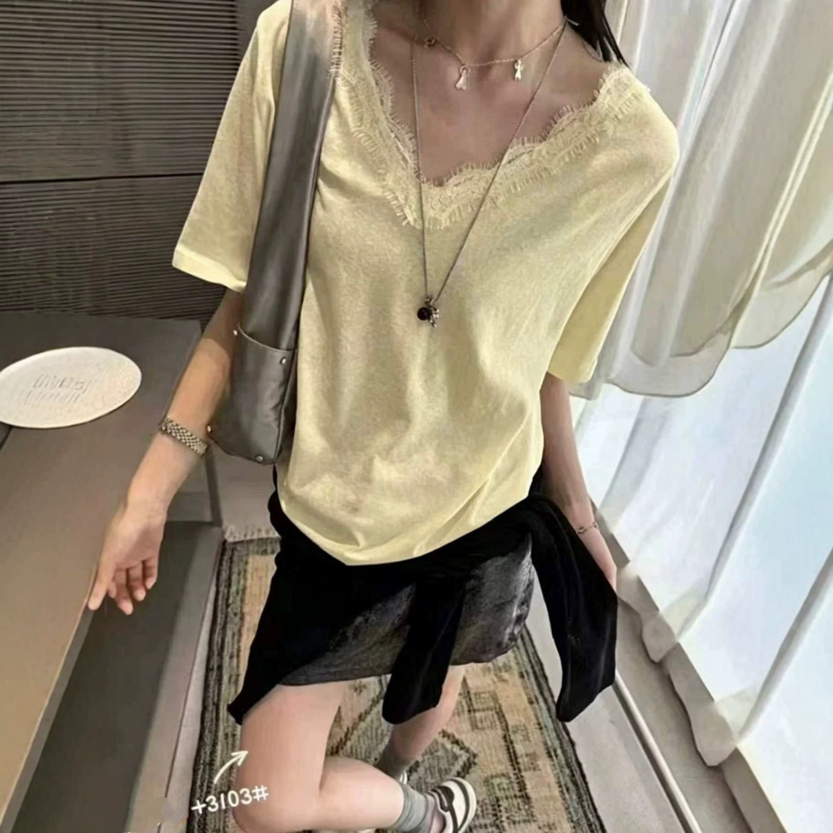 软糖日记蕾丝睫毛后背交叉T睫毛款慵懒风宽松短袖显瘦时尚V领T恤