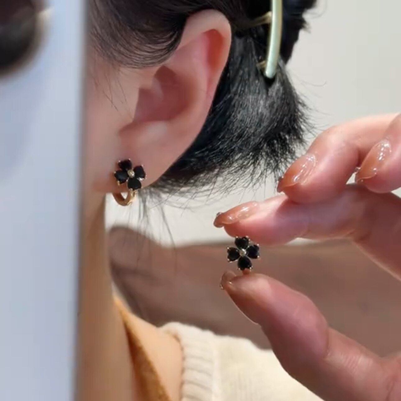 黑色四叶草耳钉轻奢耳扣森系花朵耳饰气质纯银耳环