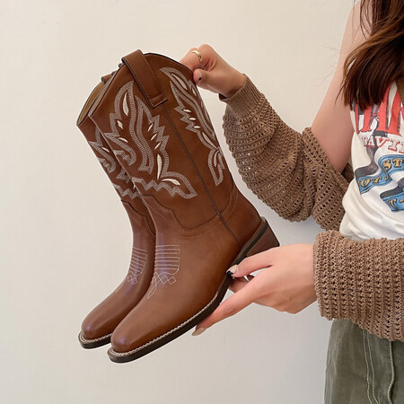 棕色西部牛仔靴V口刺绣套筒骑士靴秋冬新款复古中筒方头粗跟女靴