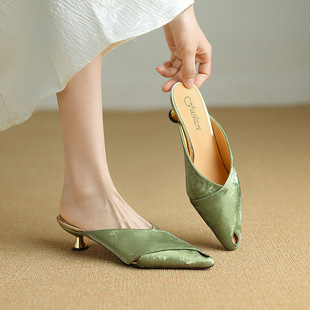 不从众!小鱼嘴包头半拖鞋女夏外穿小猫跟2024新款尖头小跟凉拖鞋