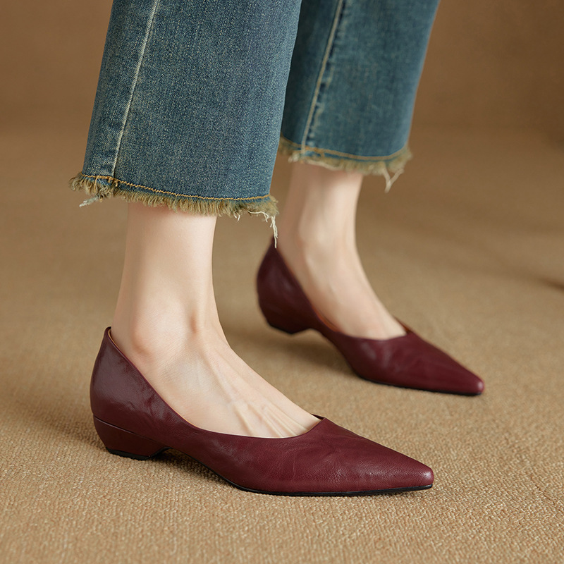 法式复古尖头中粗跟浅口单鞋女2025年春秋季新款舒适一脚蹬小皮鞋