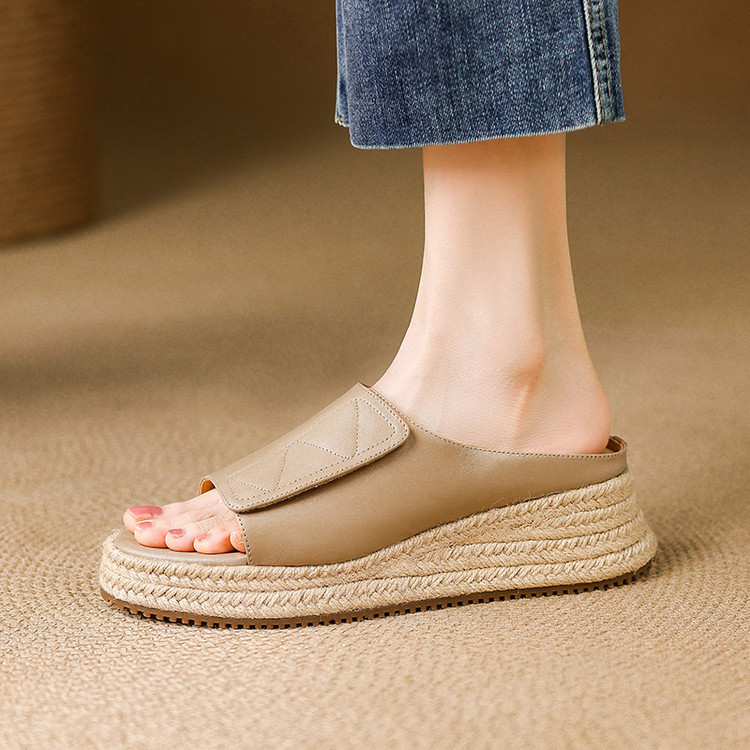 露趾厚底凉拖女真皮外穿松糕一字拖2025新款夏季草编高跟坡跟拖鞋