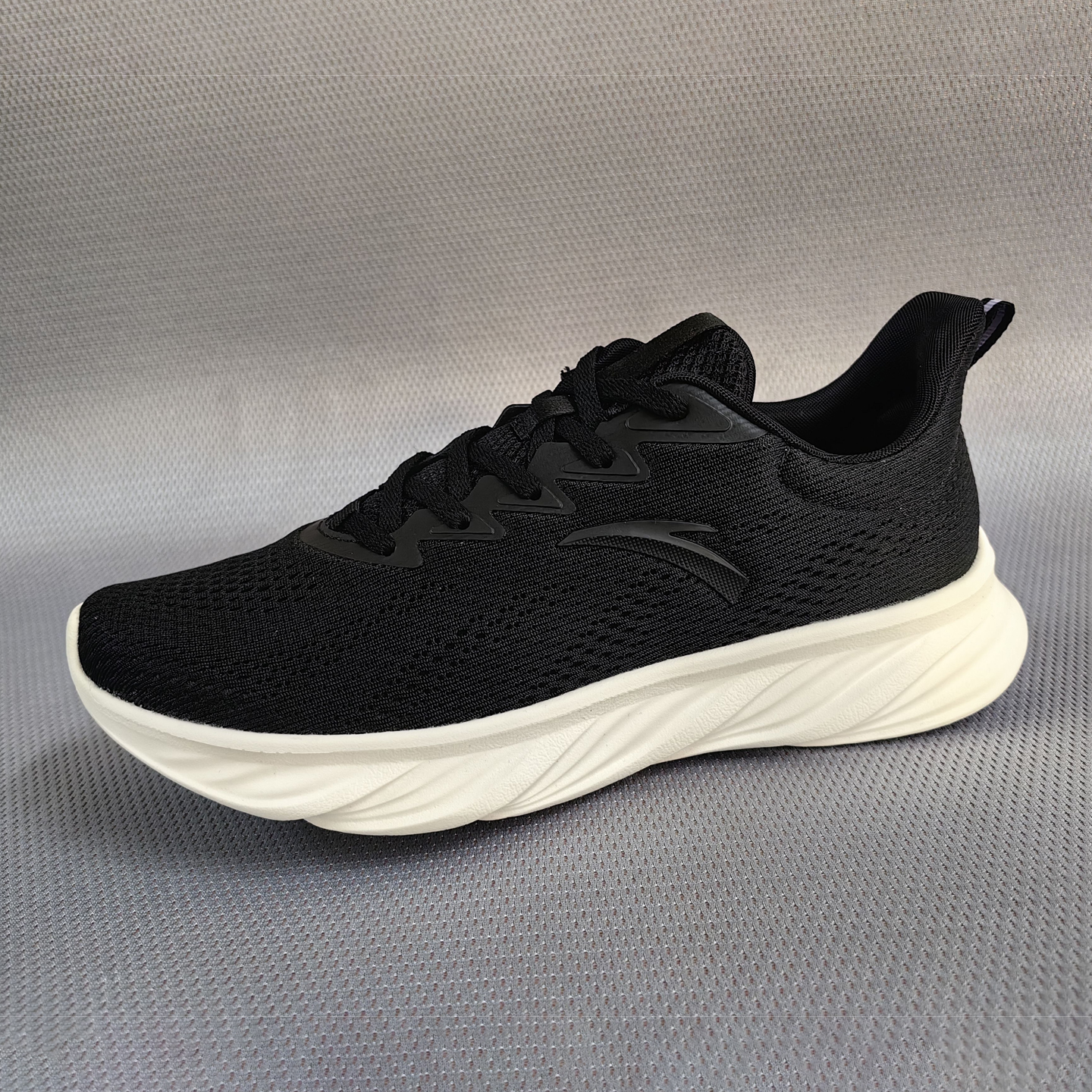 安踏24夏黑白经典款跑步鞋