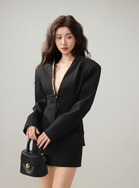 1折黑色明星同款宽肩V领短款连衣裙女冬2024新款包感臀裙