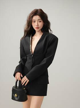 1折黑色明星同款宽肩V领短款连衣裙女冬2024新款包感臀裙