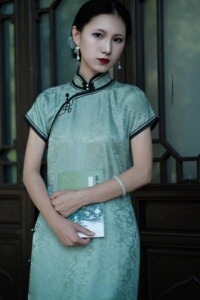 婠如秋真丝窗宕一片式薄荷绿夏季全开襟旗袍