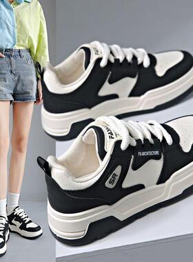 2025秋季新款大码女鞋41-43胖脚宽肥平底运动板鞋40-42皮面小白鞋