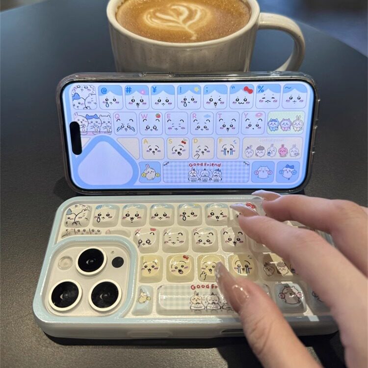 日韩可爱卡通吉伊卡哇键盘适用iphone17pro手机壳苹果16新款15创意14pro女款13超火15promax全包防摔保护套软