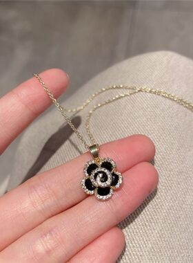 设计感小众黑色山茶花项链女锁骨链2022年新款ins简约气质颈链夏