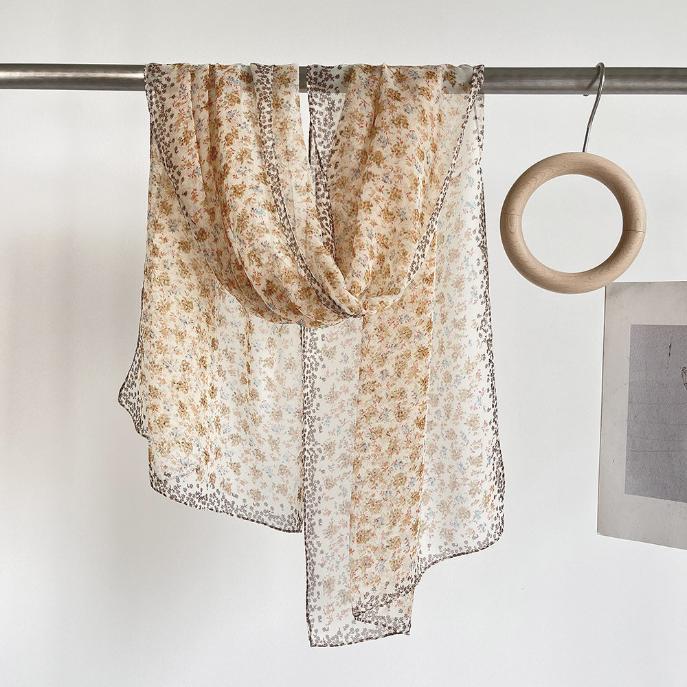 2026女春夏时尚轻薄款围巾长款小纱巾防晒披肩拍照款碎花出片丝巾