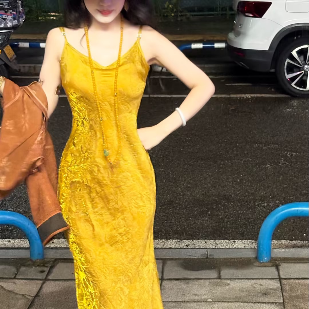 LHMknk1画报夫人原创自制人丝浮光锦斜裁u领吊带连衣裙 顺金吊带图片