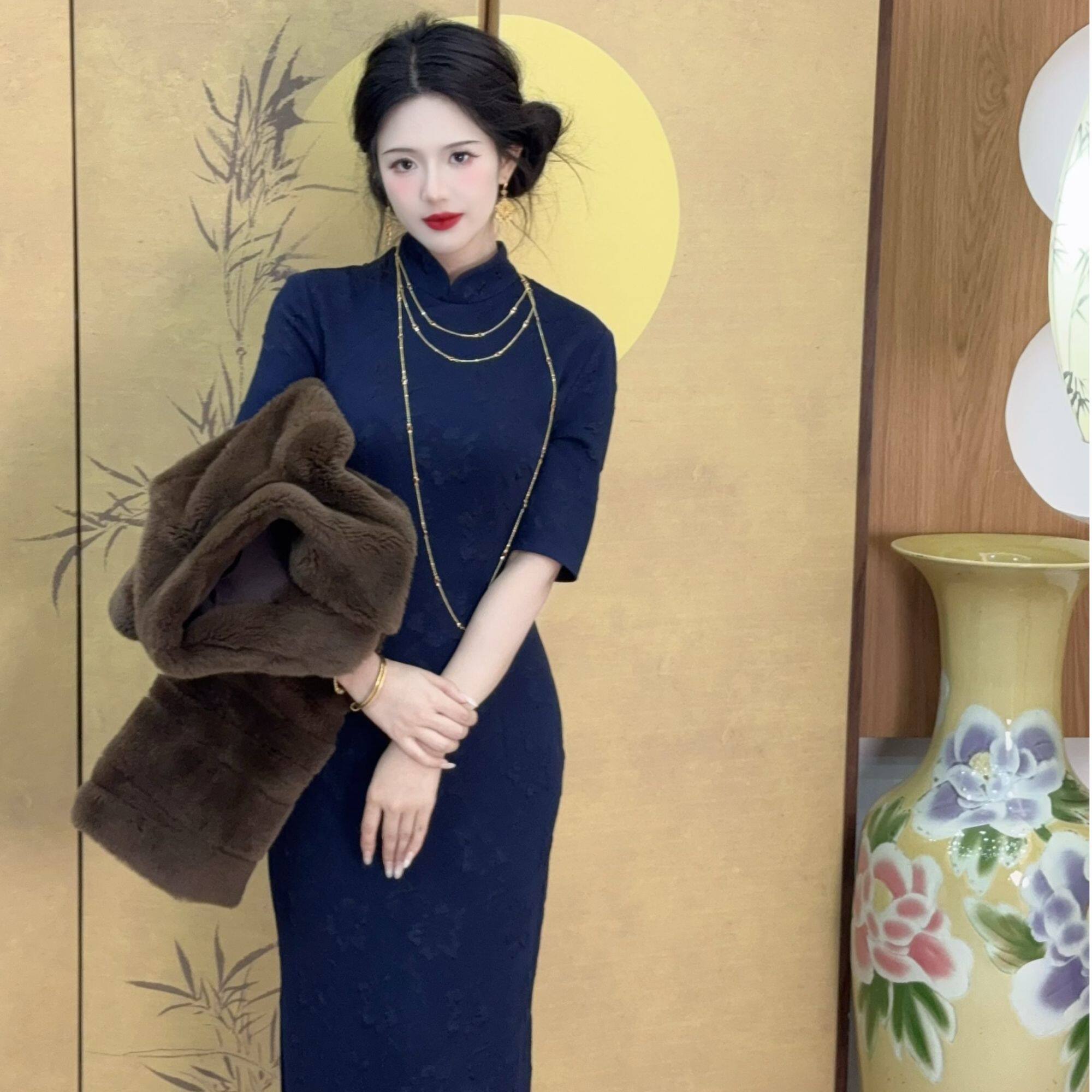 LHMknk1画报夫人原创秋冬显白素色针织提花五分袖珠链旗袍 娇韵青