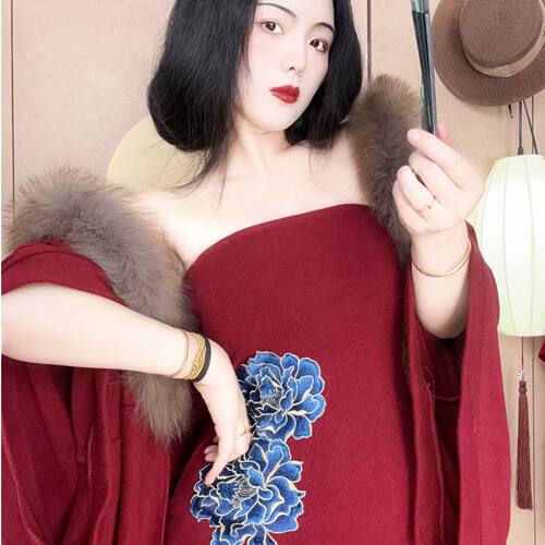 画报夫人春款针织刺绣牡丹鱼尾步步生莲 途人牡丹红吊带裙