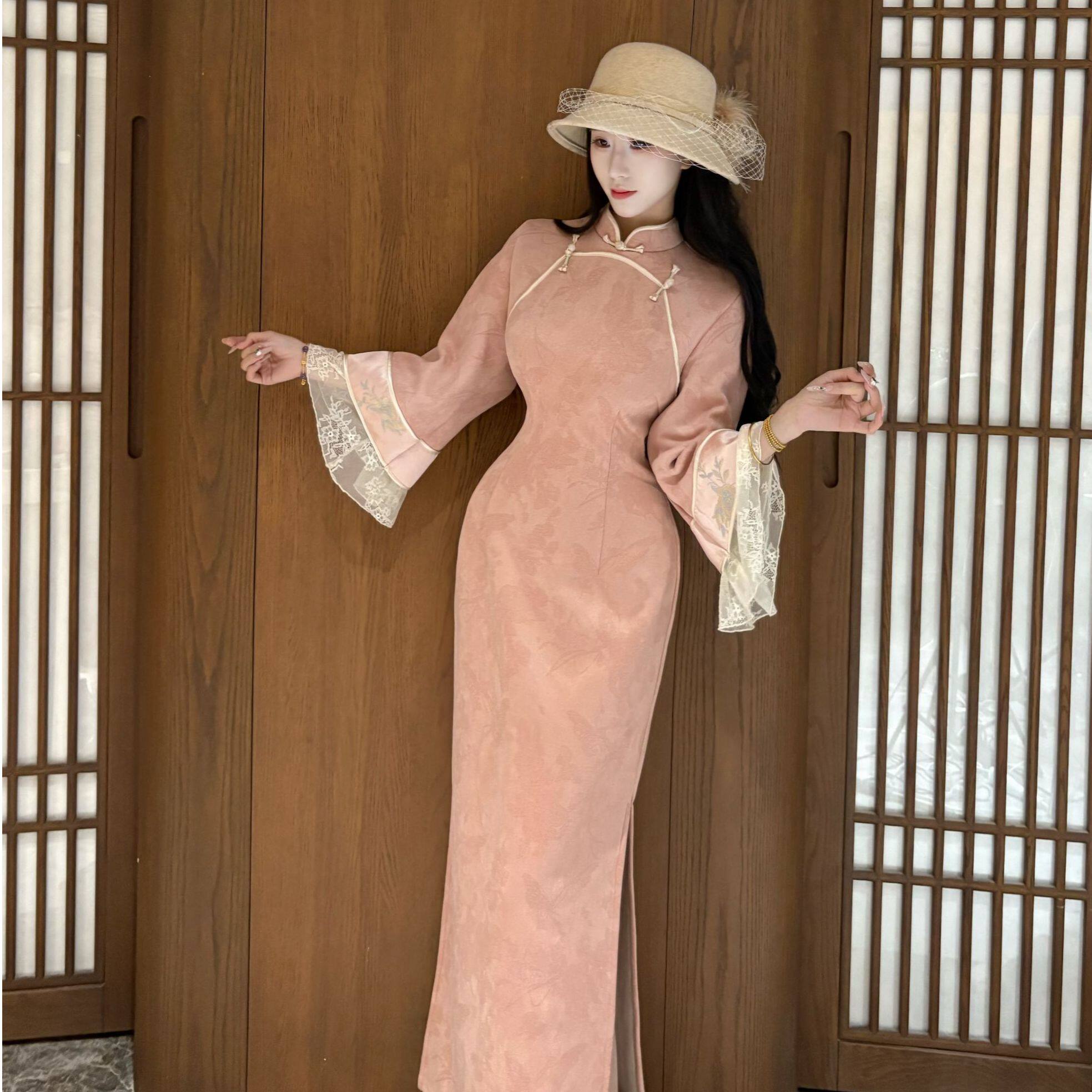 画报夫人原创秋冬款温柔刺绣蕾丝麂皮绒旗袍 川粉娘倒大袖