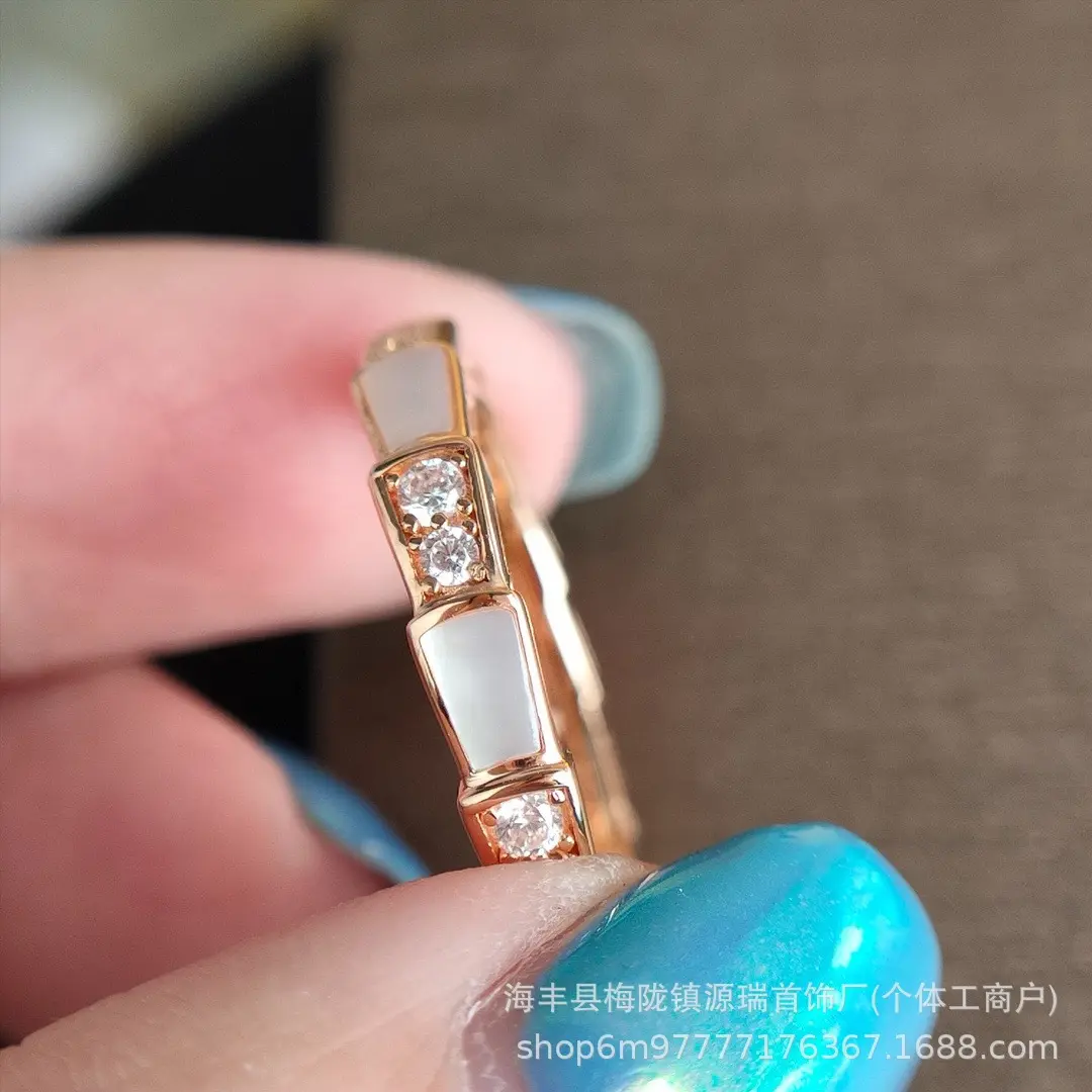 宝家蛇骨戒指白贝母镀18k玫瑰金带钻红玉髓蛇头时尚个性戒指