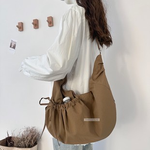 休闲尼龙布包女质感时尚 通勤单肩包轻便饺子包大学生上课斜挎包