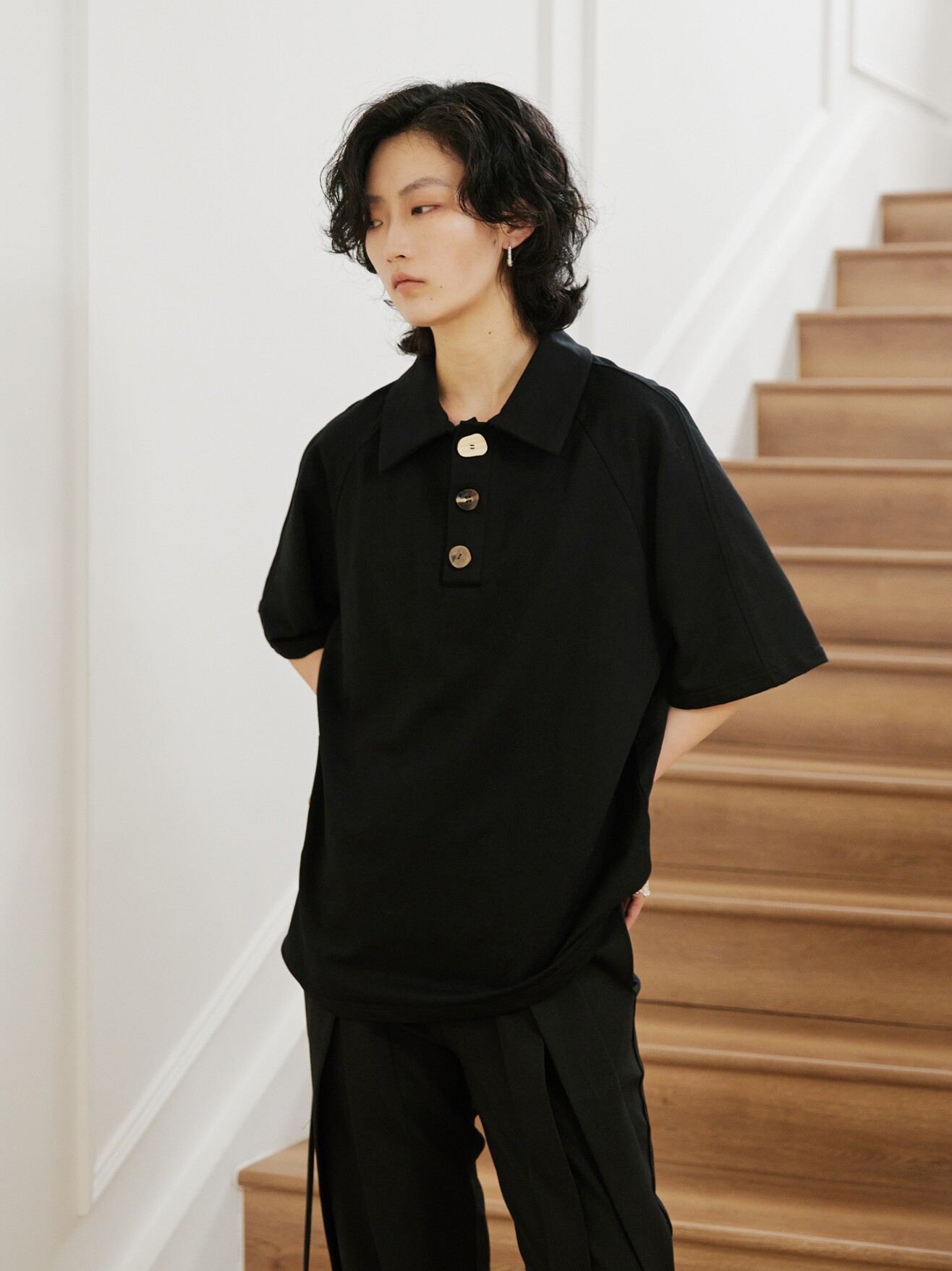 SUNYVONNE-22SS 틈새 다크 디자이너 특수 모양 장식 멀티 컬러 버튼 폴로 라펠 반팔 티셔츠