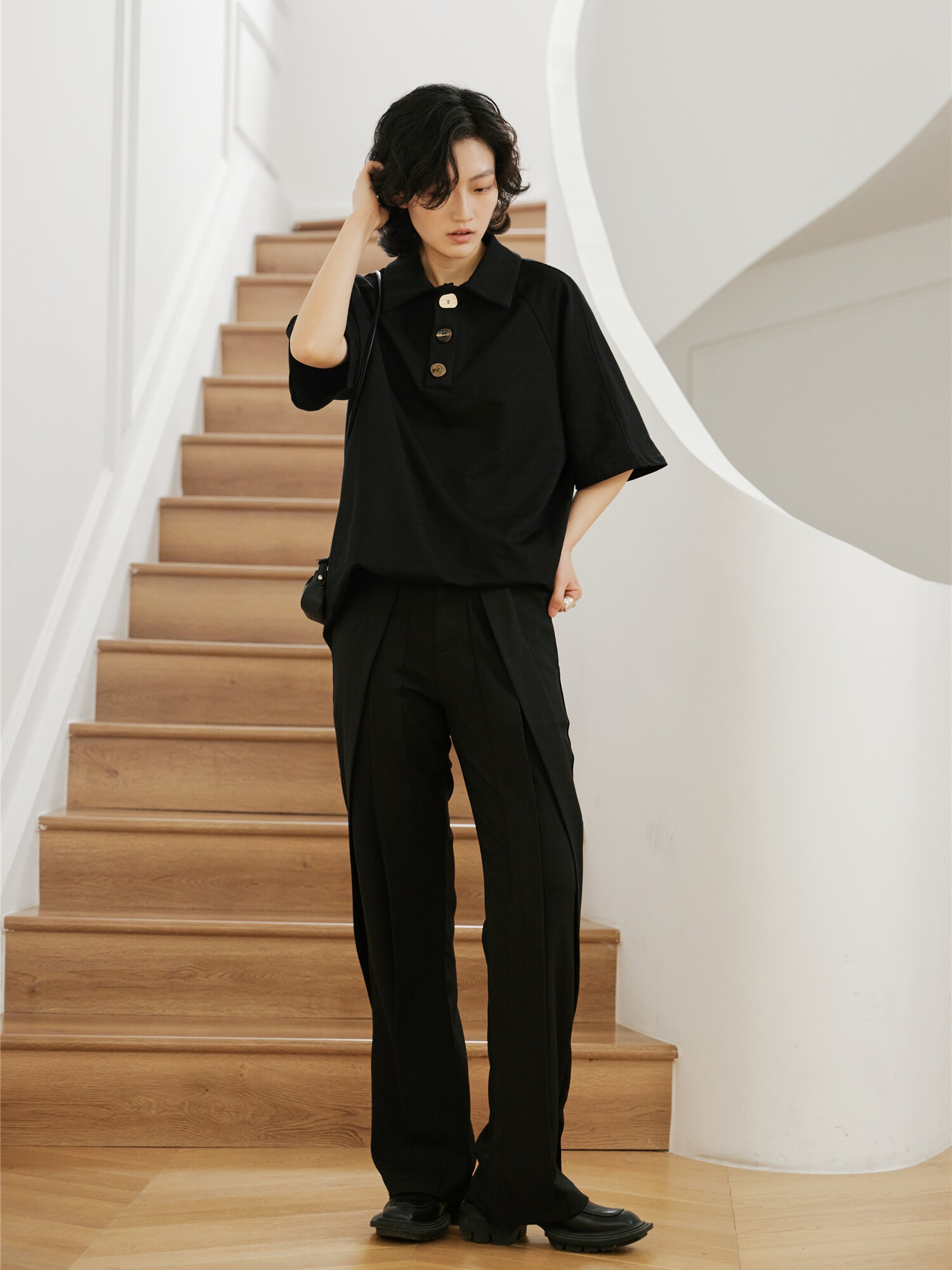 SUNYVONNE-22SS 틈새 다크 디자이너 특수 모양 장식 멀티 컬러 버튼 폴로 라펠 반팔 티셔츠