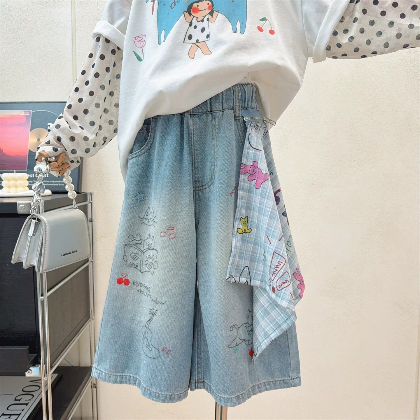 女童裤子2026夏装洋气中大童薄款柔软牛仔涂鸦卡通时尚七分裤中裤