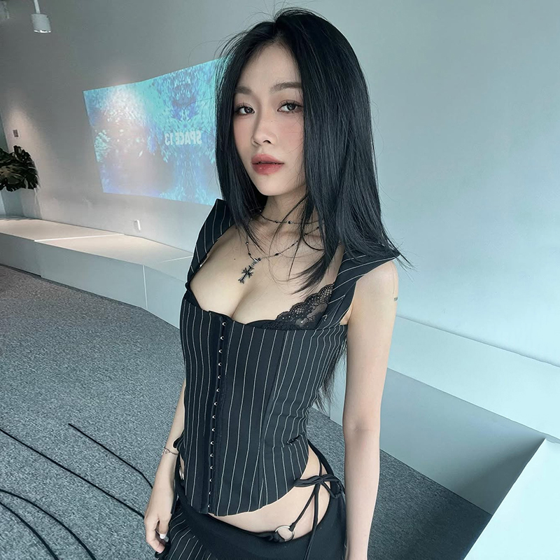 辣妹黑白条纹双排扣西装小吊带