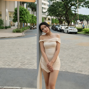 性感超绝身材get 不规则飘带设计一字肩包臀连衣裙女夏 Sisjuly