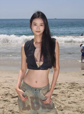 不规则扭褶低领设计短款无袖背心
